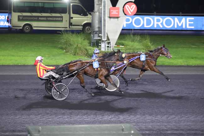 Photo d'arrivée de la course pmu PRIX DE CRESSERONS à PARIS-VINCENNES le Lundi 5 décembre 2022