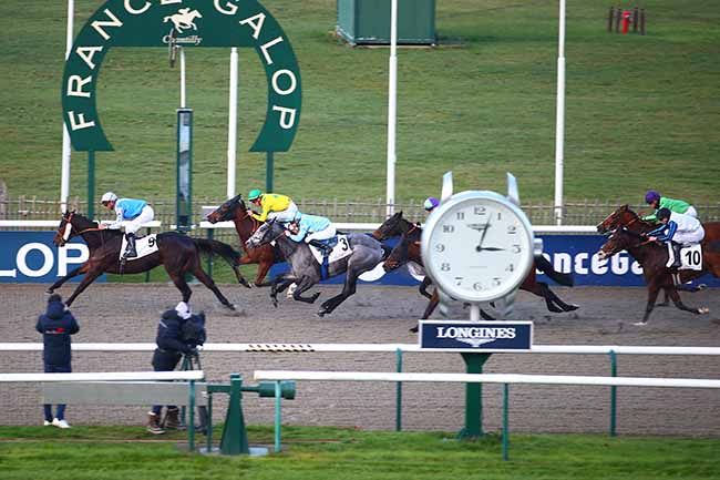 Photo d'arrivée de la course pmu PRIX DU CARREFOUR DES MARCHANDS DE NAVET à CHANTILLY le Mardi 6 décembre 2022