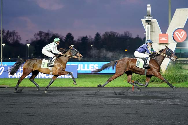 Photo d'arrivée de la course pmu PRIX DE COURSEULLES à PARIS-VINCENNES le Mardi 6 décembre 2022