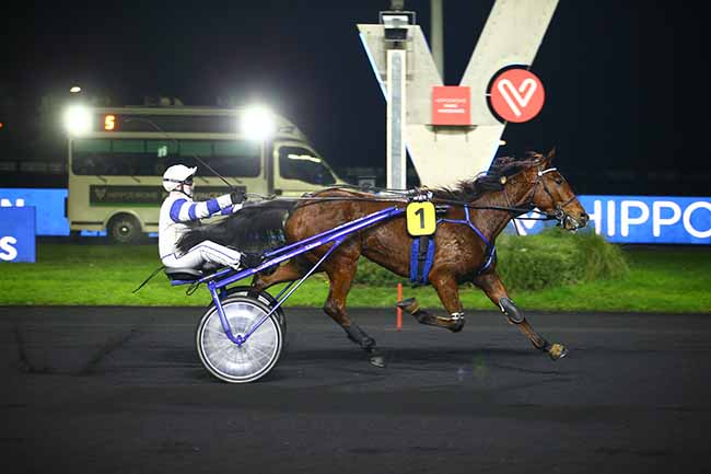 Photo d'arrivée de la course pmu PRIX MENKALINAN à PARIS-VINCENNES le Vendredi 9 décembre 2022