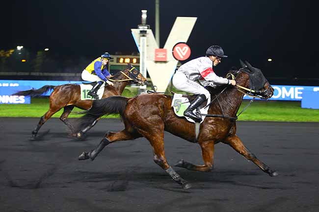 Photo d'arrivée de la course pmu PRIX CIRCINUS à PARIS-VINCENNES le Vendredi 9 décembre 2022