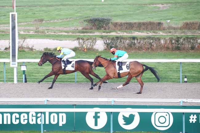 Photo d'arrivée de la course pmu PRIX PORLEZZA à DEAUVILLE le Vendredi 9 décembre 2022