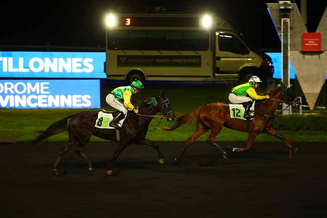 Photo d'arrivée de la course pmu PRIX DE CASTILLONNES à PARIS-VINCENNES le Samedi 10 décembre 2022