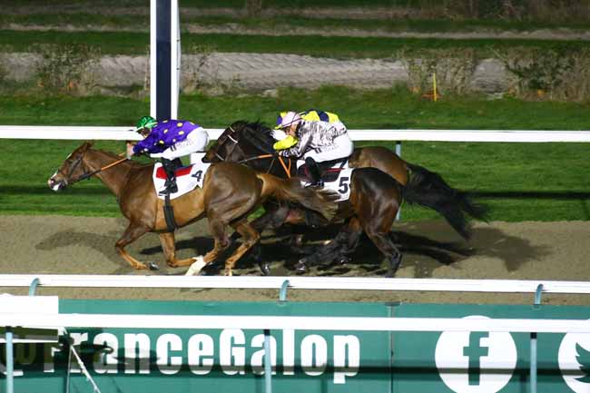 Photo d'arrivée de la course pmu PRIX DU BUSTE DE FRANCOIS-ANDRE à DEAUVILLE le Samedi 10 décembre 2022