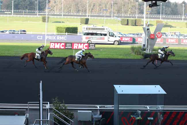 Photo d'arrivée de la course pmu PRIX RMC (PRIX DE GRENOBLE) à PARIS-VINCENNES le Dimanche 11 décembre 2022