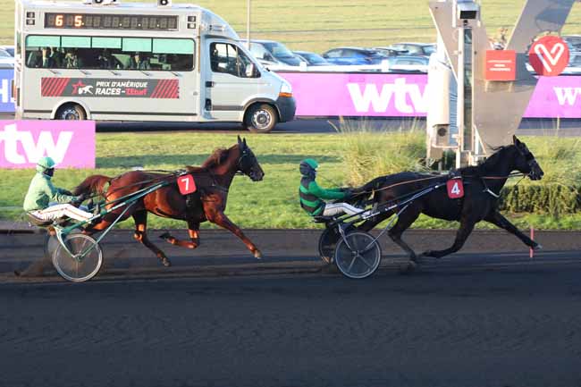 Photo d'arrivée de la course pmu PRIX WTW HIPCOVER ASSURANCES HIPPIQUES à PARIS-VINCENNES le Dimanche 11 décembre 2022