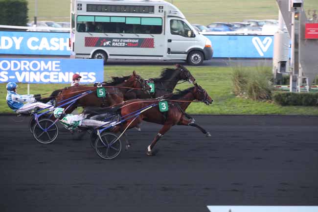 Photo d'arrivée de la course pmu SWC 4 ANS Q2 - PRIX READY CASH à PARIS-VINCENNES le Dimanche 11 décembre 2022