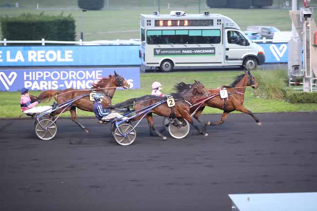 Photo d'arrivée de la course pmu PRIX DE LA REOLE à PARIS-VINCENNES le Lundi 12 décembre 2022
