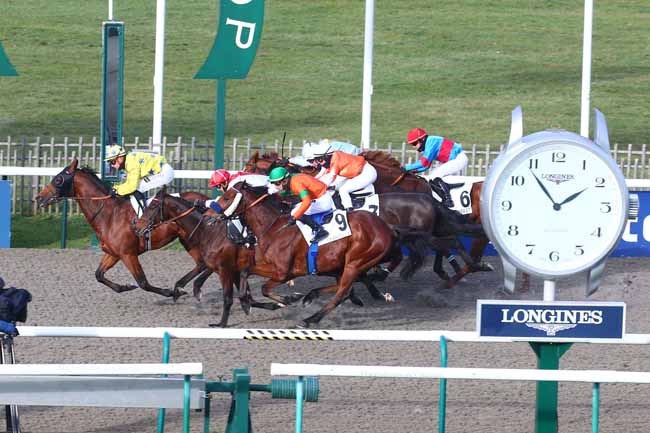 Photo d'arrivée de la course pmu PRIX DU JARDIN DES EAUX MINERALES à CHANTILLY le Mardi 13 décembre 2022