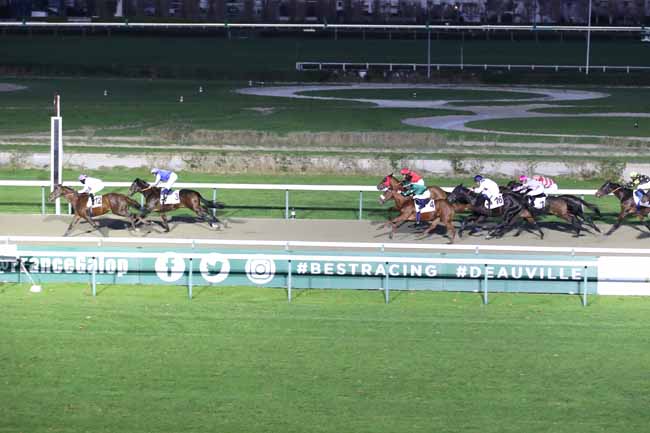 Photo d'arrivée de la course pmu PRIX DU MASSIF ARMORICAIN à DEAUVILLE le Jeudi 15 décembre 2022