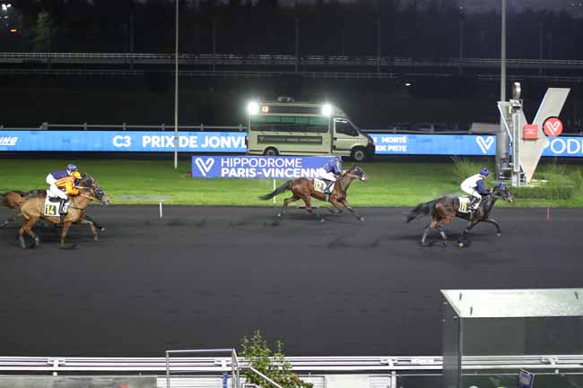 Photo d'arrivée de la course pmu PRIX DE JONVELLE à PARIS-VINCENNES le Vendredi 16 décembre 2022