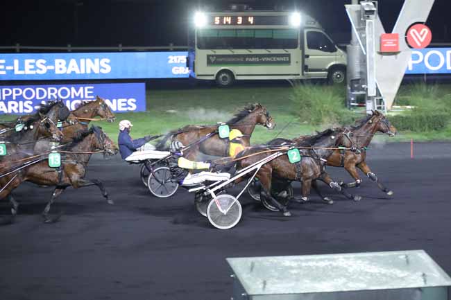 Photo d'arrivée de la course pmu PRIX DE DIVONNE-LES-BAINS à PARIS-VINCENNES le Vendredi 16 décembre 2022
