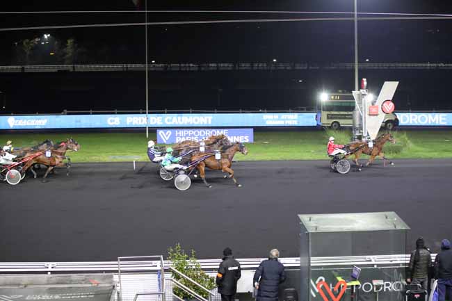 Photo d'arrivée de la course pmu PRIX DE CAUMONT à PARIS-VINCENNES le Samedi 17 décembre 2022
