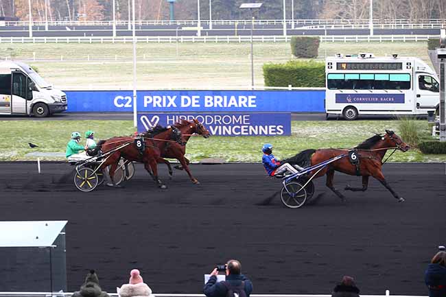 Photo d'arrivée de la course pmu PRIX DE BRIARE à PARIS-VINCENNES le Dimanche 18 décembre 2022