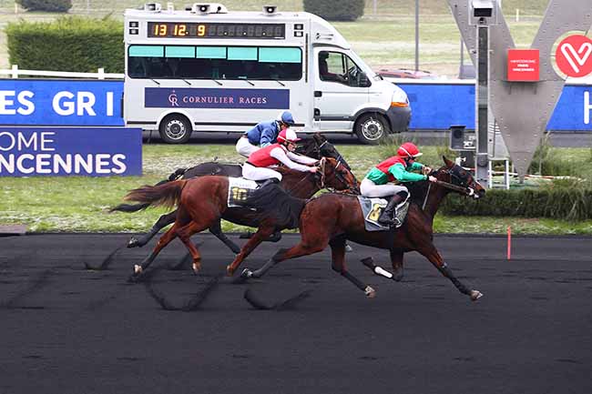 Photo d'arrivée de la course pmu PRIX DE VINCENNES à PARIS-VINCENNES le Dimanche 18 décembre 2022