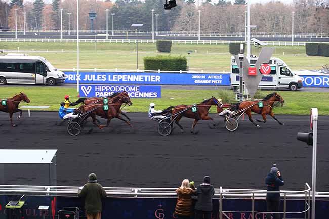 Photo d'arrivée de la course pmu PRIX JULES LEPENNETIER à PARIS-VINCENNES le Dimanche 18 décembre 2022