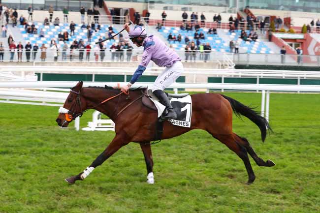 Photo d'arrivée de la course pmu PRIX PHILIPPE LORAIN à CAGNES-SUR-MER le Lundi 19 décembre 2022