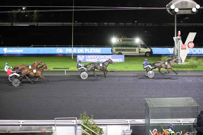 Photo d'arrivée de la course pmu PRIX DE PLESSE à PARIS-VINCENNES le Vendredi 23 décembre 2022