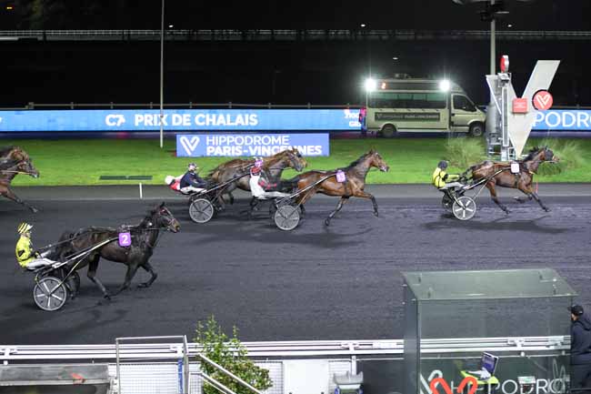 Photo d'arrivée de la course pmu PRIX DE CHALAIS à PARIS-VINCENNES le Vendredi 23 décembre 2022