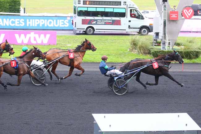 Photo d'arrivée de la course pmu PRIX WTW HIPCOVER ASSURANCES HIPPIQUES à PARIS-VINCENNES le Samedi 24 décembre 2022