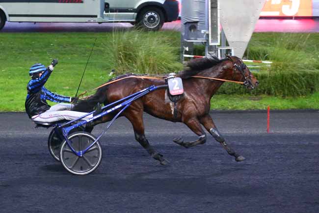 Photo d'arrivée de la course pmu PRIX D'AMERIQUE RACES ZETURF Q3 à PARIS-VINCENNES le Samedi 24 décembre 2022
