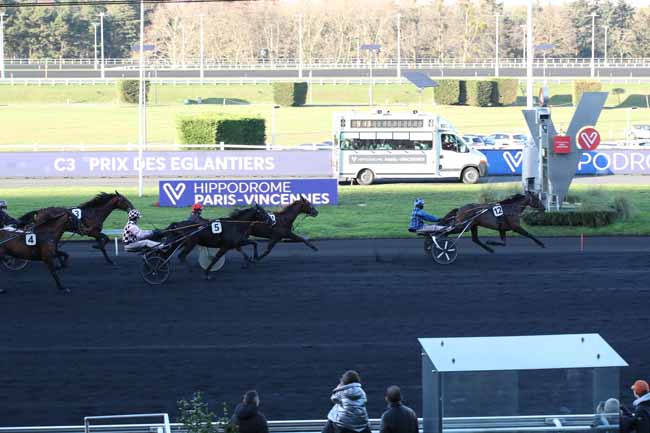 Photo d'arrivée de la course pmu PRIX DES EGLANTIERS à PARIS-VINCENNES le Mardi 27 décembre 2022