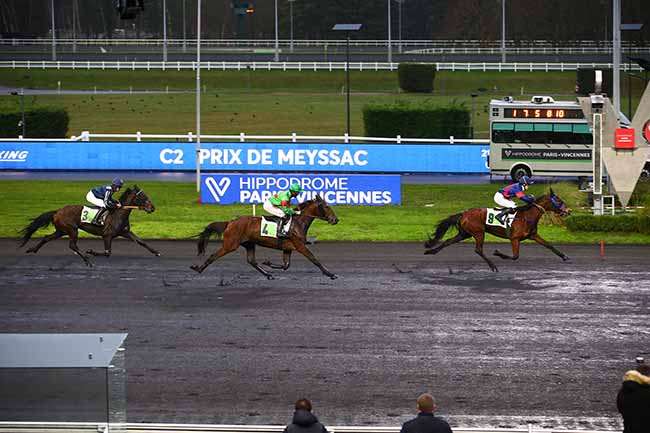 Photo d'arrivée de la course pmu PRIX DE MEYSSAC à PARIS-VINCENNES le Vendredi 30 décembre 2022