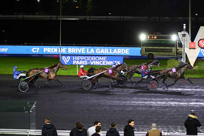 Photo d'arrivée de la course pmu PRIX DE BRIVE-LA-GAILLARDE à PARIS-VINCENNES le Vendredi 30 décembre 2022