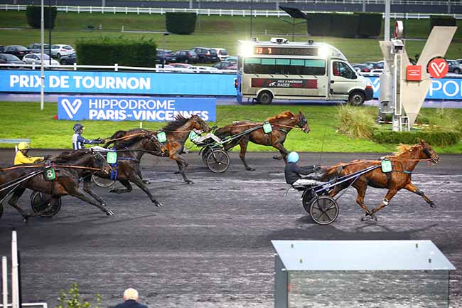 Photo d'arrivée de la course pmu PRIX DE TOURNON à PARIS-VINCENNES le Dimanche 1 janvier 2023