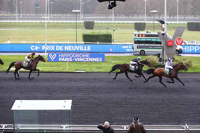 Photo d'arrivée de la course pmu PRIX DE NEUVILLE à PARIS-VINCENNES le Mercredi 4 janvier 2023