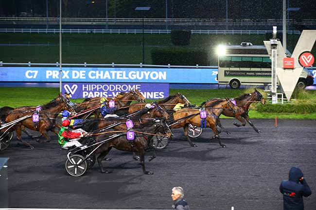 Photo d'arrivée de la course pmu PRIX DE CHATELGUYON à PARIS-VINCENNES le Samedi 7 janvier 2023