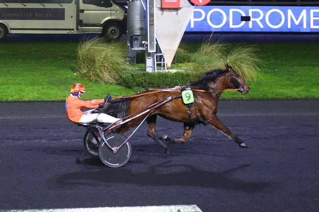 Photo d'arrivée de la course pmu PRIX DE GONTAUD à PARIS-VINCENNES le Dimanche 8 janvier 2023