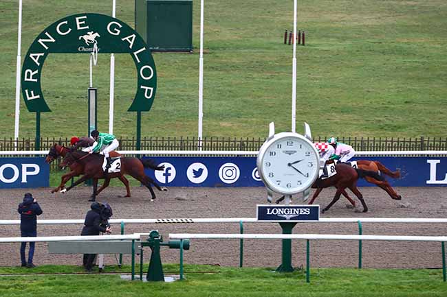 Photo d'arrivée de la course pmu PRIX DES TROIS CLAIRIERES à CHANTILLY le Samedi 14 janvier 2023