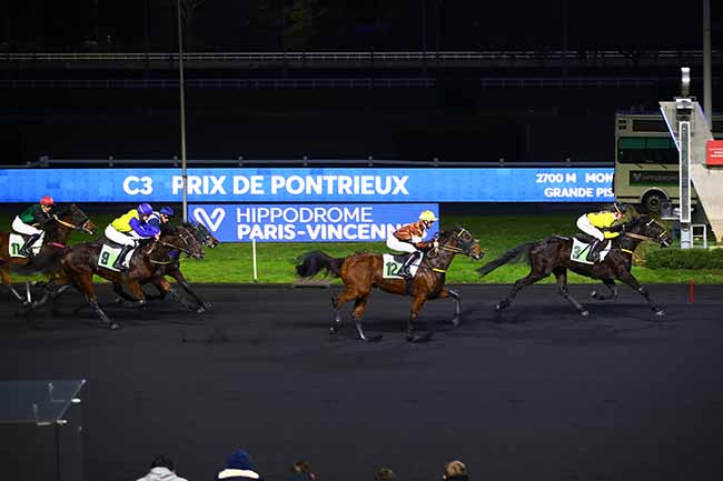 Photo d'arrivée de la course pmu PRIX DE PONTRIEUX à PARIS-VINCENNES le Lundi 23 janvier 2023