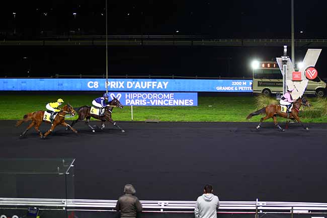 Photo d'arrivée de la course pmu PRIX D'AUFFAY à PARIS-VINCENNES le Lundi 23 janvier 2023