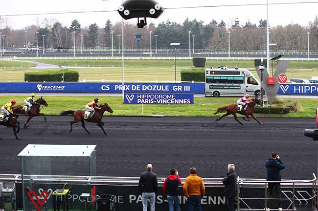 Photo d'arrivée de la course pmu PRIX DE DOZULE à PARIS-VINCENNES le Samedi 4 février 2023