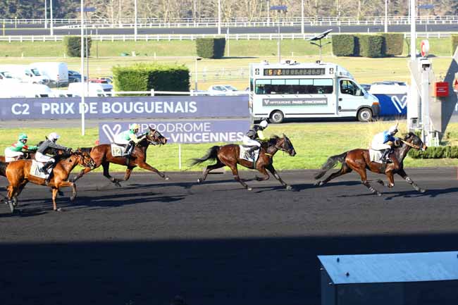 Photo d'arrivée de la course pmu PRIX DE BOUGUENAIS à PARIS-VINCENNES le Lundi 13 février 2023