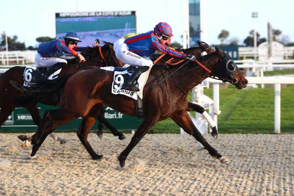 Photo d'arrivée de la course pmu GRAND PRIX DES JEUNES JOCKEYS ET APPRENTIS à CAGNES-SUR-MER le Mercredi 15 février 2023