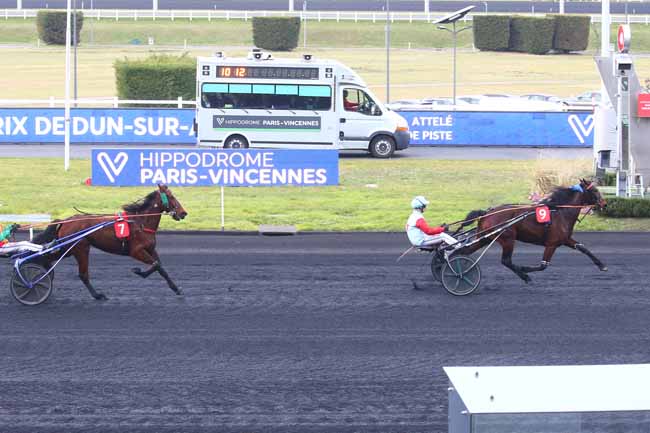 Photo d'arrivée de la course pmu PRIX DE DUN-SUR-AURON à PARIS-VINCENNES le Jeudi 16 février 2023