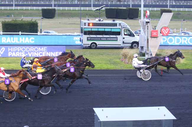 Photo d'arrivée de la course pmu PRIX DE RAULHAC à PARIS-VINCENNES le Jeudi 16 février 2023
