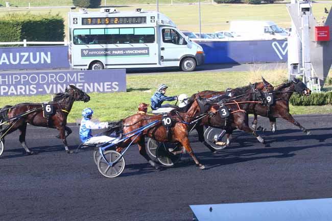 Photo d'arrivée de la course pmu PRIX DE LAUZUN à PARIS-VINCENNES le Mardi 21 février 2023
