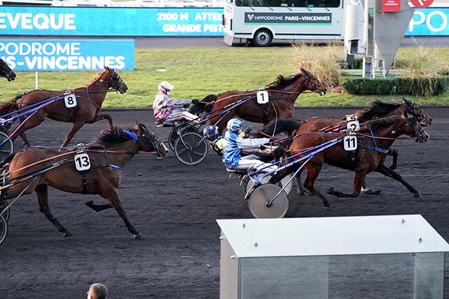 Photo d'arrivée de la course pmu PRIX DE PONT-L'EVEQUE à PARIS-VINCENNES le Vendredi 24 février 2023
