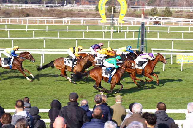 Photo d'arrivée de la course pmu PRIX DE FONTAINEBLEAU TOURISME à FONTAINEBLEAU le Vendredi 3 mars 2023