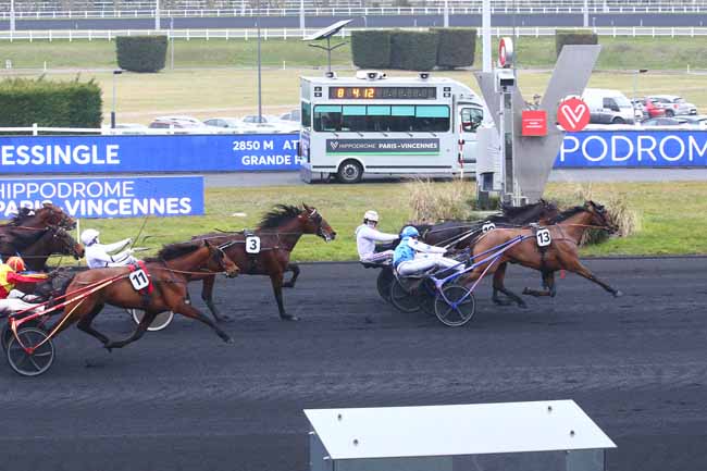 Photo d'arrivée de la course pmu PRIX DE LARRESSINGLE à PARIS-VINCENNES le Samedi 4 mars 2023