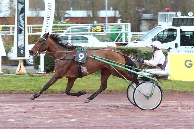 Photo d'arrivée de la course pmu PRIX DE L'UNAT à AMIENS le Mercredi 8 mars 2023