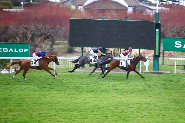 Photo d'arrivée de la course pmu PRIX LAVAREDE à SAINT CLOUD le Jeudi 9 mars 2023