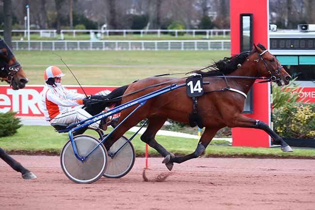 Photo d'arrivée de la course pmu PRIX QUICK WILLIAMS à ENGHIEN le Vendredi 10 mars 2023