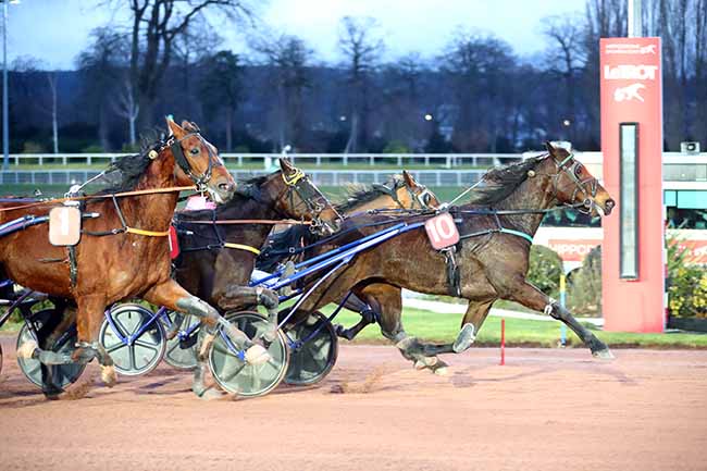 Photo d'arrivée de la course pmu PRIX DE NOIRMOUTIER à ENGHIEN le Vendredi 10 mars 2023