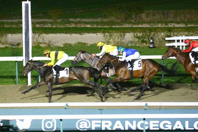 Photo d'arrivée de la course pmu PRIX DE CARENTAN à DEAUVILLE le Samedi 11 mars 2023