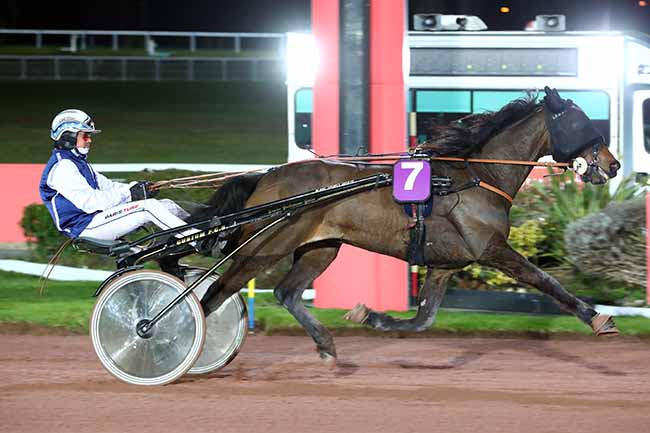 Photo d'arrivée de la course pmu PRIX DU GAVE à ENGHIEN le Mercredi 15 mars 2023